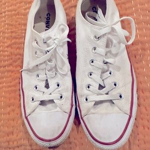 Converse low tennis shoes